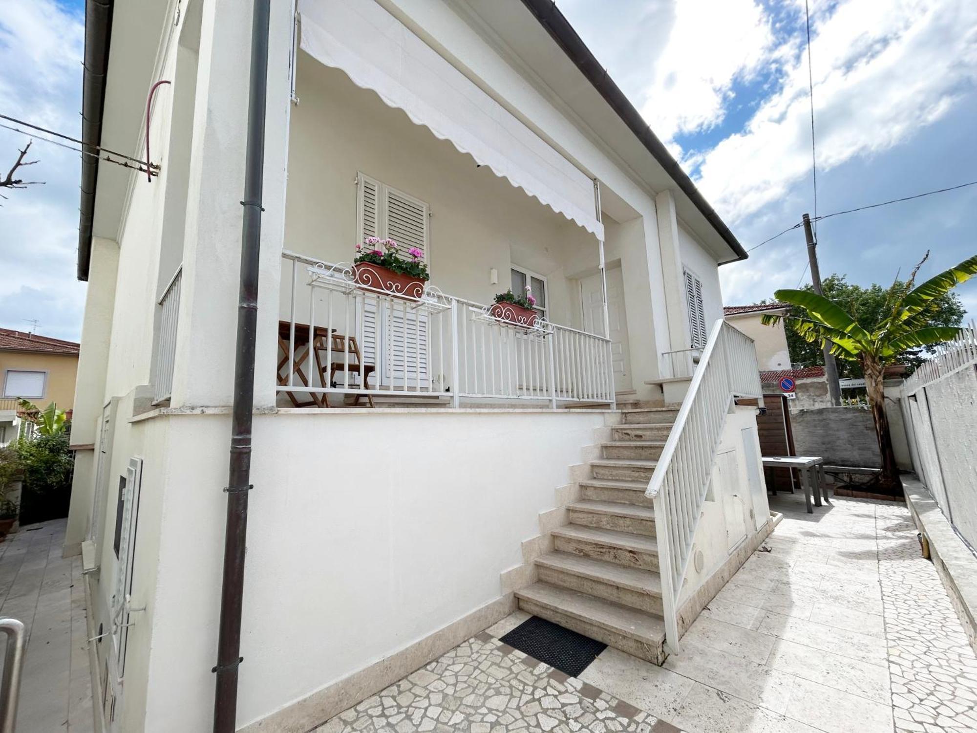 La Casa Di Rosi Al Mare Apartman Vada Kültér fotó